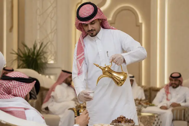 قهوجيين في الرياض: ضيافة مرتبة تبدأ من تفاصيل مناسبتك