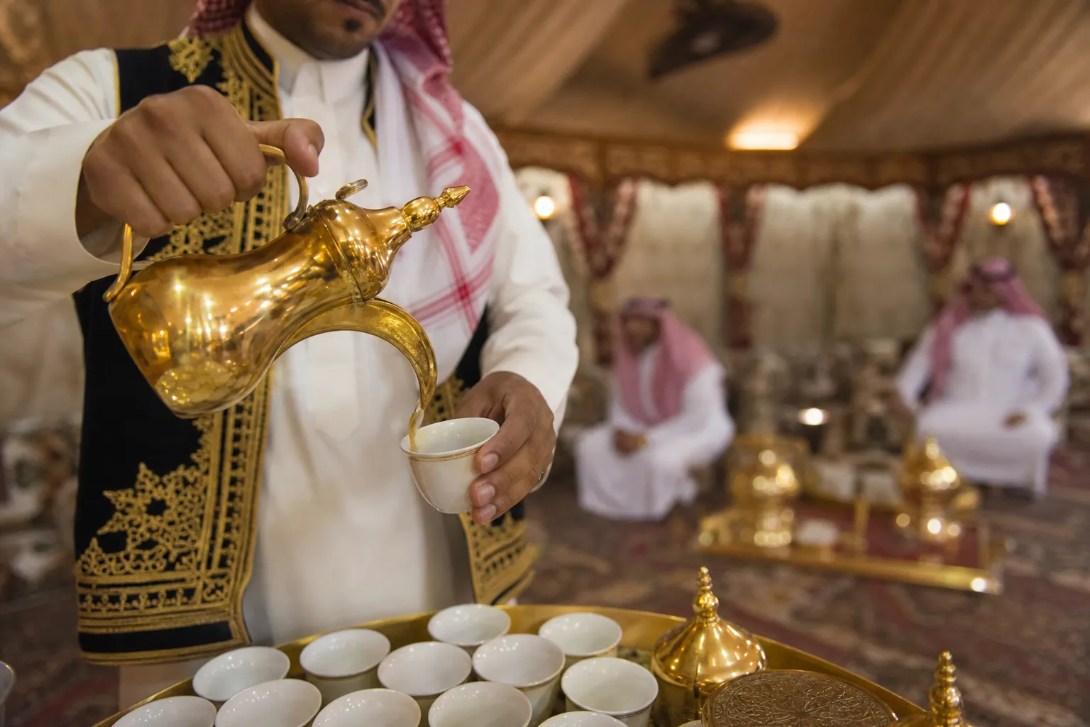 قهوجين: فن الضيافة السعودية ودليل اختيار فريق مناسبتك بالرياض