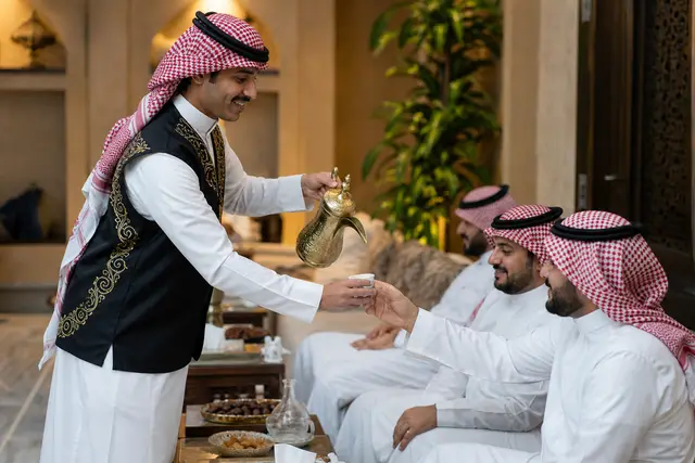 قهوجين في الرياض: ضيافة مرتبة تبدأ من اختيار الفريق المناسب