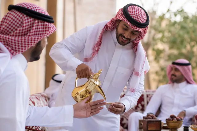 قهوجي وصباب: ضيافة مرتبة تبدأ بفهم مناسبتك في الرياض