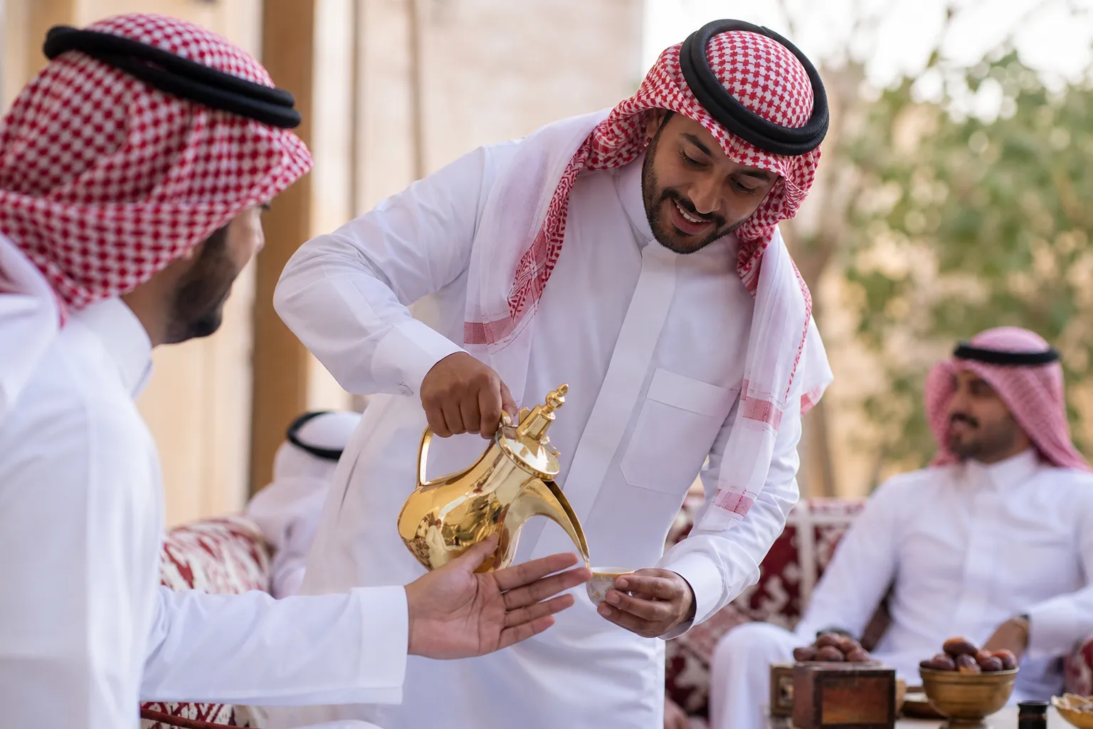 قهوجي وصباب: ضيافة مرتبة تبدأ بفهم مناسبتك في الرياض
