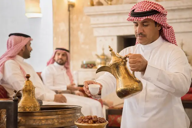 قهوجين: أصول الضيافة العربية ودليل اختيار الخدمة في الرياض